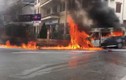 Video: Xe 16 chỗ bất ngờ bốc cháy ngùn ngụt giữa Sapa