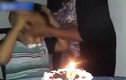 Video: Cậu bé bị lửa đốt cháy tóc vì vội ăn bánh sinh nhật hút triệu view