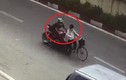 Video: Xe phân khối lớn đâm ngã cụ bà rồi bỏ chạy trên phố Hà Nội