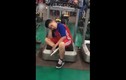Video: Đang buồn ngủ mà phụ huynh lại "đẩy" đi tập gym