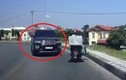 Video: Ô tô cua ẩu lấn trọn làn ngược chiều, suýt tông xe máy