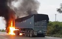 Video: Xe container chở sữa cháy dữ dội, tài xế bật cửa thoát hiểm