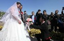 Cặp đôi tổ chức lễ cưới ở nghĩa trang gây sốc