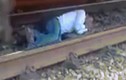 Video: Run rẩy xem người đàn ông nằm dưới gầm tàu hỏa để tránh bị đâm