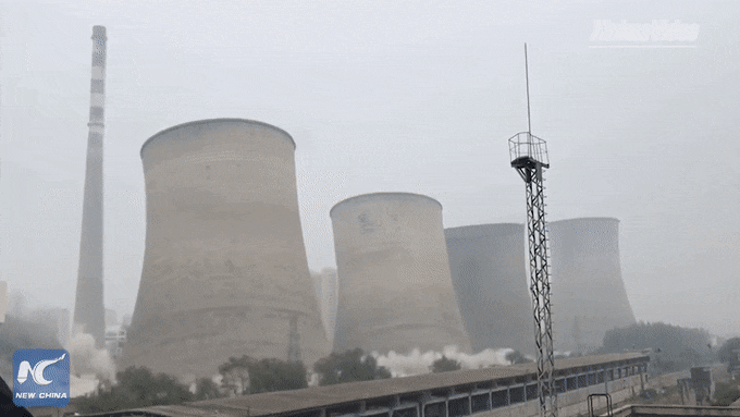 3 tòa tháp ở nhà máy nhiệt điện đồng loạt sụp đổ trong tích tắc