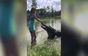 Video: Kinh ngạc cảnh cô gái tay không cho cá sấu khổng lồ ăn