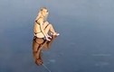 Video: Cô gái Nga nhảy xuống hồ nước khiến dân tình phì cười
