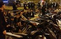 Video: Tụ tập trà đá giữa ngã tư Hà Nội, gần 50 thanh niên bị "hốt" về đồn