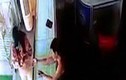 Video: Nữ chủ tiệm vàng kungfu khiến tên cướp bị bắt tại chỗ