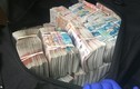 Kiểm tra xe ô tô, cảnh sát phát hiện túi đựng tiền khổng lồ