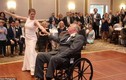 Cha già ngồi xe lăn nhảy cùng con gái trong lễ cưới gây xúc động