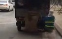 Video: Cô gái mặc áo vệ sinh môi trường ngồi đuôi ô tô nhặt rác