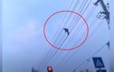 Video: Thót tim người đàn ông làm xiếc trên dây điện cao thế