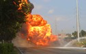 Video: Xe bồn chở xăng bốc cháy dữ dội tạo “quả cầu lửa” ở Sài Gòn