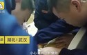 Video: Bé trai tụt vào miệng bồn cầu không thể thoát vì mải chơi game