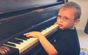Video: Nghị lực của cậu bé khiếm thị học chơi piano bằng đôi tai