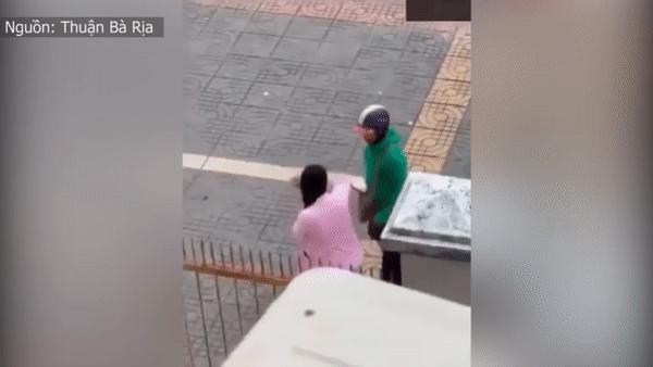 Video: Chồng đánh đập, xô ngã vợ bầu ngay giữa phố gây phẫn nộ