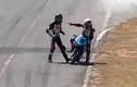 Video: Va chạm trên đường đua, tay lái đấm đối thủ ngã lăn