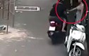 Video: Cô gái đứng bên đường bị giật túi xách nhanh như chớp