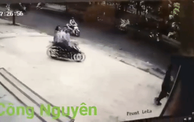 2 thanh niên đi xe máy giật túi xách của cô gái trong chớp mắt 