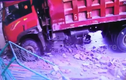 Video: Xe tải mất lái húc đổ cổng trường mẫu giáo