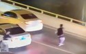 Video: Bị mẹ mắng, nam sinh lao khỏi xe nhảy cầu tự tử