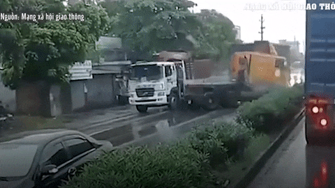 Video: Phanh gấp, xe container quay đầu 90 độ tông xe tải gây ùn tắc nghiêm trọng