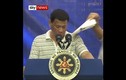 Video: Tổng thống Philippines hành động lạ khi bị gián bò lên áo