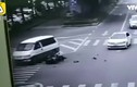 Video: Người phụ nữ đi xe máy tử nạn khi cố chạy cắt đầu ôtô