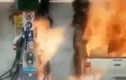 Video: Bé gái bị bỏng nặng vì sờ vào bình xăng đang bơm