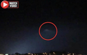 Video: UFO to hơn cả sân bóng đá rọi sáng trời đêm