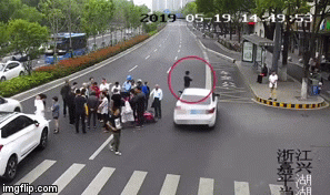 Video: Tò mò "hóng" tai nạn, người đàn ông bị ô tô húc văng vài mét