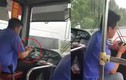 Video: Phẫn nộ tài xế xe buýt vừa lái xe vừa nhắn tin điện thoại