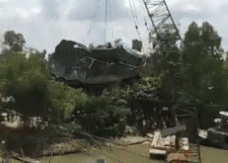 Video: Cần cẩu gãy đôi khi trục vớt chiếc xe tải trong vụ sập cầu Tân Nghĩa
