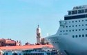 Video: Tàu du lịch khổng lồ mất lái, tông vào bến tàu Venice