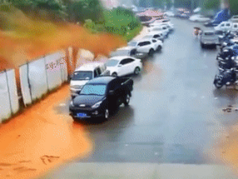 Video: Hàng chục ôtô bị vùi lấp sau vụ lở núi kinh hoàng