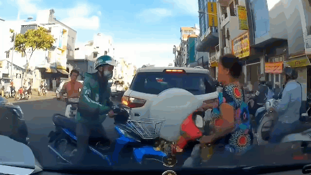 Video: Sau va chạm, thanh niên Grab đập mũ bảo hiểm vào đầu người phụ nữ