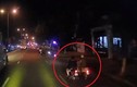 Video: Mải buôn chuyện, hai người phụ nữ suýt chết dưới bánh xe tải