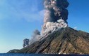 Video: Núi lửa phun trào dữ dội khiến hàng loạt du khách nhảy xuống biển thoát thân