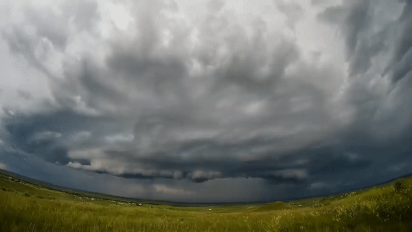 Video: Cơn giông 'hút' cả bầu trời trước bão
