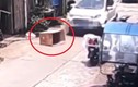 Video: Trốn trong thùng carton giữa đường, bé 5 tuổi bị ôtô chèn qua