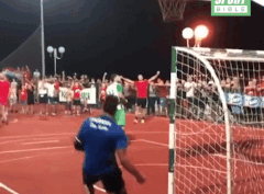 Video: Thủ môn nhận kết đắng vì ăn mừng sớm khi cản phá penalty