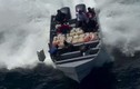 Video: Màn chạy trốn và vứt cocaine xuống biển của tàu buôn lậu ngoài khơi Mỹ
