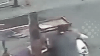 Video: Mảng bê tông lớn từ tầng 5 rơi trúng đầu 2 mẹ con khiến người phụ nữ nguy kịch