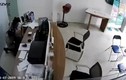 Video: Bị kề dao vào cổ, nữ nhân viên ở TP.HCM dũng cảm vật ngã tên cướp