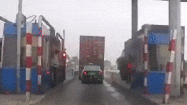 Video: Bám đuôi container, taxi 'đi chui' khi qua trạm thu phí