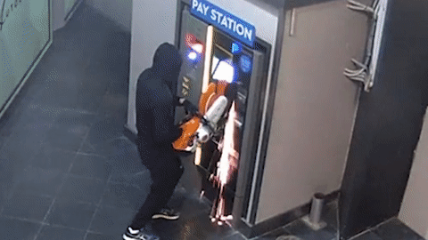 Video: Nhóm trộm liều lĩnh tìm cách cưa cây ATM trộm tiền