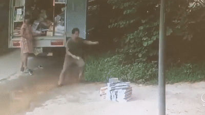 Video: Xe tải lao lên vệ đường, người đàn ông mắn thoát chết trong tích tắc