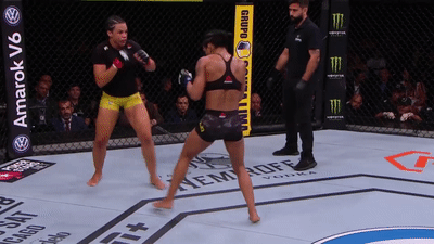Video: Nữ võ sĩ Brazil tung cú đấm 'búa tạ' khiến đối thủ đổ gục