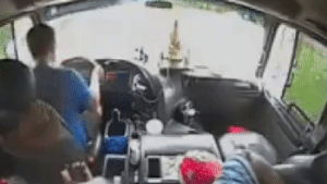 Video: Tài xế đột quỵ tử vong, lái phụ kịp tấp xe tải vào lề